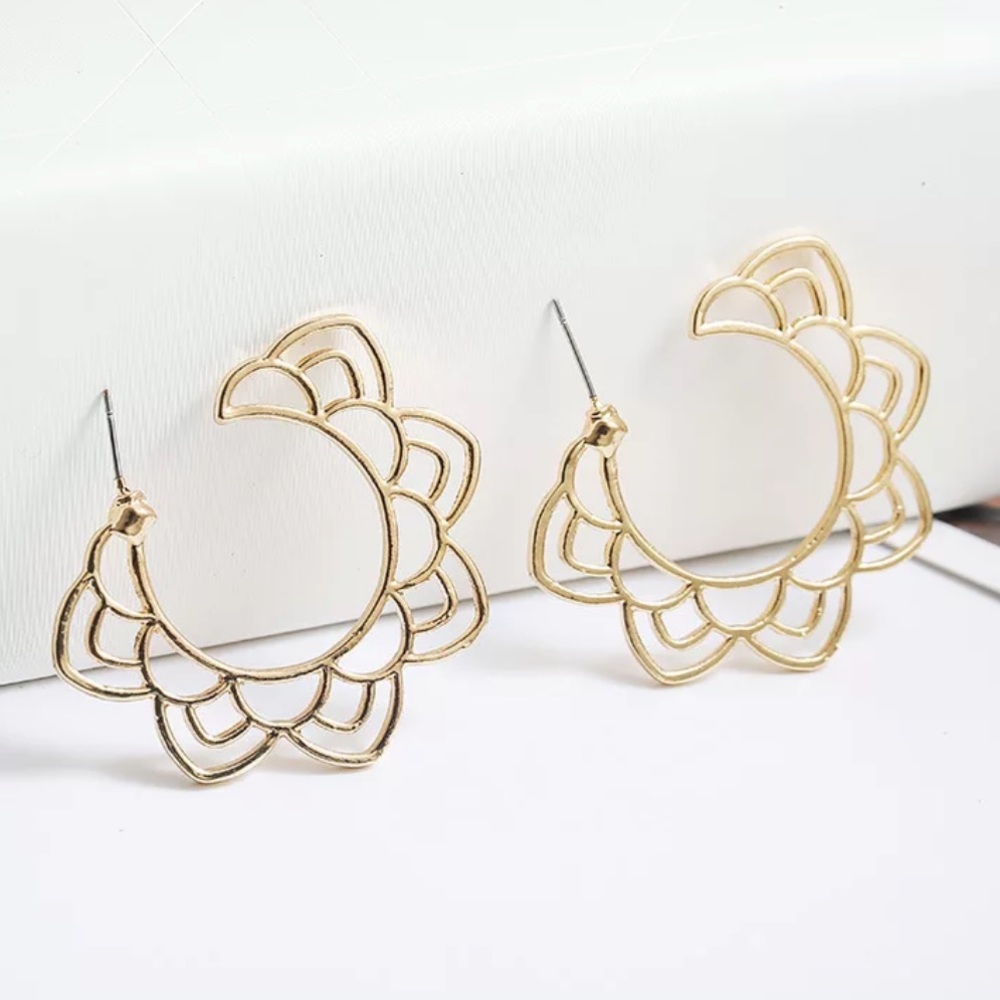 • Dahlia • Floral Earrings - Picture 2 of 3